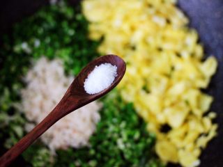 7、薄皮韭菜鸡蛋包,再根据个人口味加入适量的盐，口味轻的可以不加。