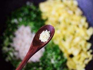 8、薄皮韭菜鸡蛋包,再加入鸡精提鲜调味。