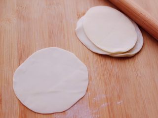 11、薄皮韭菜鸡蛋包,把饺子皮再用擀面杖擀薄一下，这样包的包子皮更薄更好看，而且口感更佳。