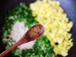 9、薄皮韭菜鸡蛋包,最后加入花椒粉增加口感。