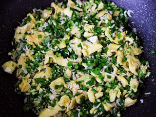 10、薄皮韭菜鸡蛋包,把所有的食材调料混合拌匀即可。