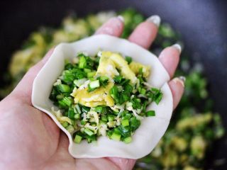 12、薄皮韭菜鸡蛋包,饺子皮里放入适量的馅料。