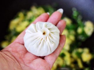 13、薄皮韭菜鸡蛋包,包成自己喜欢的模样就可以了。