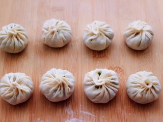 14、薄皮韭菜鸡蛋包,依次包好所有的包子。