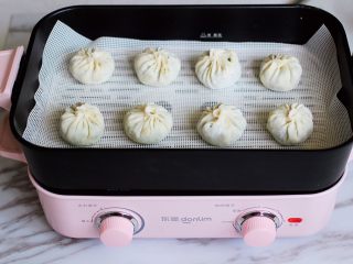 15、薄皮韭菜鸡蛋包,锅中倒入适量的清水烧开后，把做好的包子放入锅中。