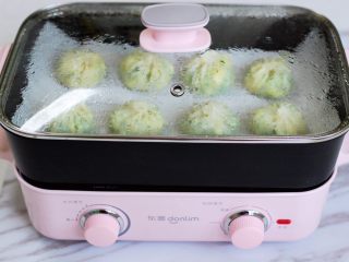 16、薄皮韭菜鸡蛋包,盖上锅盖大火煮8分钟即可关火。