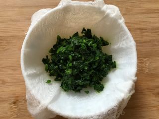 3、多彩麻食,将菠菜碎放进纱布里用力挤出汁