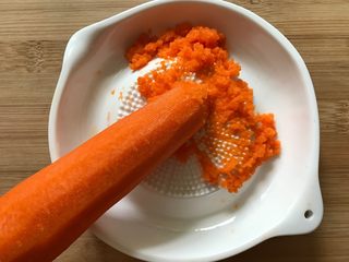 4、多彩麻食,胡萝卜去皮后擦成泥