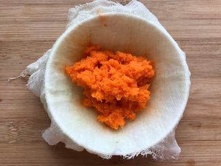 5、多彩麻食,同样把胡萝卜泥放进纱布里用力挤出汁