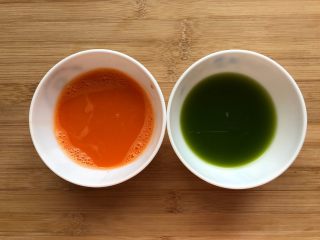 6、多彩麻食,这是挤出的胡萝卜汁和菠菜汁（当然，如果用料理机打碎，出汁率会更高）