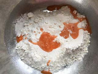 7、多彩麻食,取100克面粉，倒入50克的胡萝卜汁，和成光滑的面团