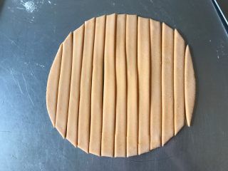 9、多彩麻食,将面团擀开，厚度大概是0.5cm，切成宽条