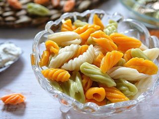 12、多彩麻食,做好的麻食颜色非常漂亮，用来炒、烩、拌着吃都是很美味的