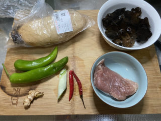1、莲藕炒肉片➕尖椒木耳莲藕炒肉片,食材合照：莲藕一节约400g，猪瘦肉120g，干木耳数朵温水提前泡发，尖椒两个，葱白一段，小米辣两个，姜一小块