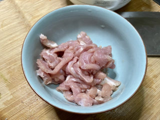 2、莲藕炒肉片➕尖椒木耳莲藕炒肉片,猪肉清洗切片