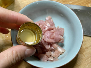 3、莲藕炒肉片➕尖椒木耳莲藕炒肉片,加入一茶匙料酒