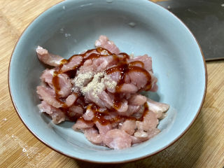 5、莲藕炒肉片➕尖椒木耳莲藕炒肉片,少许白胡椒粉