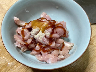 6、莲藕炒肉片➕尖椒木耳莲藕炒肉片,少许太太乐鸡汁