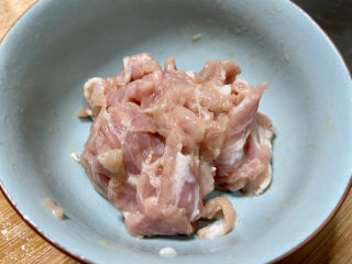 8、莲藕炒肉片➕尖椒木耳莲藕炒肉片,抓拌均匀腌制10分钟