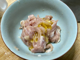 9、莲藕炒肉片➕尖椒木耳莲藕炒肉片,再加入少许食用油