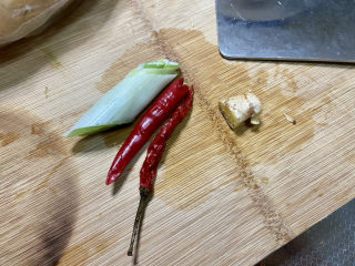 11、莲藕炒肉片➕尖椒木耳莲藕炒肉片,小米辣葱白洗净，姜搓洗干净