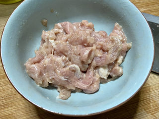 10、莲藕炒肉片➕尖椒木耳莲藕炒肉片,抓匀备用