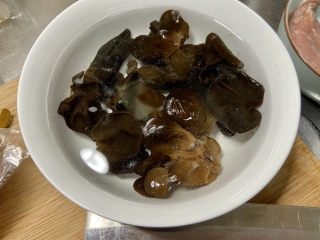 12、莲藕炒肉片➕尖椒木耳莲藕炒肉片,泡发好的木耳在流动水下搓洗干净