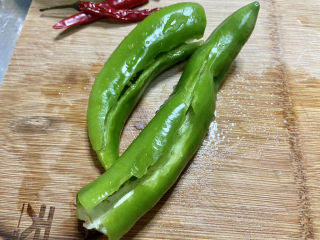 13、莲藕炒肉片➕尖椒木耳莲藕炒肉片,尖椒去蒂去籽清洗干净