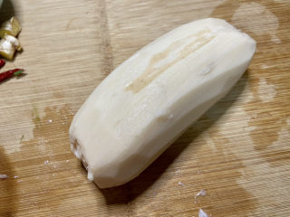 14、莲藕炒肉片➕尖椒木耳莲藕炒肉片,莲藕去皮，洗去泥沙备用