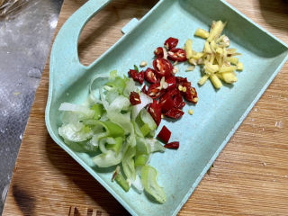 15、莲藕炒肉片➕尖椒木耳莲藕炒肉片,改刀：葱白切末，小米辣切圈，姜切末