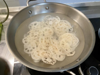 20、莲藕炒肉片➕尖椒木耳莲藕炒肉片,坐锅烧水，水开，下藕片，水再开即可捞出