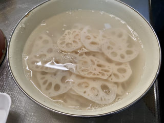 21、莲藕炒肉片➕尖椒木耳莲藕炒肉片,仍然浸泡在水中以免变黑