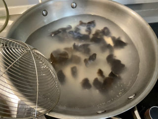 22、莲藕炒肉片➕尖椒木耳莲藕炒肉片,水再开下木耳，焯水半分钟