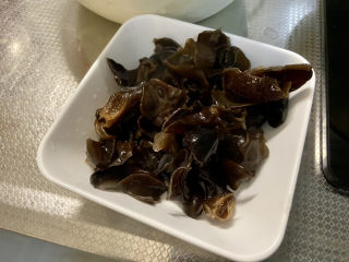 23、莲藕炒肉片➕尖椒木耳莲藕炒肉片,捞出备用