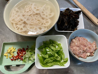 24、莲藕炒肉片➕尖椒木耳莲藕炒肉片,全部食材准备好