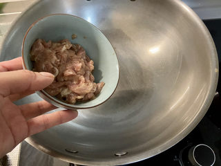 25、莲藕炒肉片➕尖椒木耳莲藕炒肉片,热锅冷油，下猪肉片，小火滑炒到肉片变色发白盛出