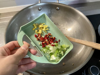 26、莲藕炒肉片➕尖椒木耳莲藕炒肉片,留底油，下姜末葱白小米辣，小火煸香