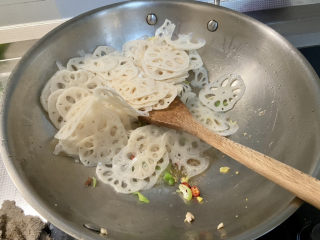 27、莲藕炒肉片➕尖椒木耳莲藕炒肉片,转中火，下藕片