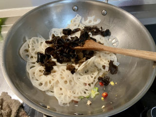 28、莲藕炒肉片➕尖椒木耳莲藕炒肉片,下木耳