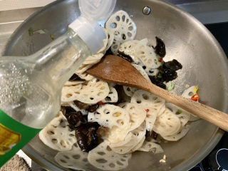 29、莲藕炒肉片➕尖椒木耳莲藕炒肉片,淋半茶匙白醋，翻炒均匀