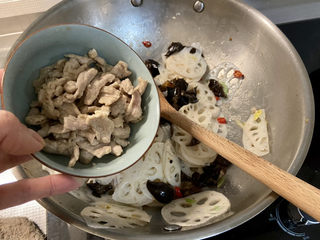 30、莲藕炒肉片➕尖椒木耳莲藕炒肉片,加入肉片翻炒均匀