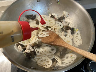 31、莲藕炒肉片➕尖椒木耳莲藕炒肉片,调味：半汤匙蚝油