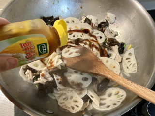 32、莲藕炒肉片➕尖椒木耳莲藕炒肉片,半茶匙太太乐鸡汁，翻炒均匀