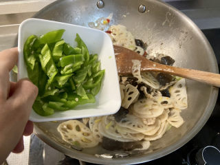 33、莲藕炒肉片➕尖椒木耳莲藕炒肉片,加入尖椒，翻炒断生