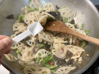 34、莲藕炒肉片➕尖椒木耳莲藕炒肉片,尝下咸淡，根据个人口味补充少许盐，翻炒均匀出锅