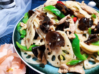 37、莲藕炒肉片➕尖椒木耳莲藕炒肉片,这道莲藕炒肉片，快手简单，莲藕脆嫩，肉片滑嫩，咸鲜味美，搭配尖椒木耳，营养更均衡，喜欢的小伙伴们快来试试吧????