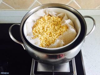 2、原味绿豆冰糕,泡好的豆子在清洗干净，放在锅里蒸熟