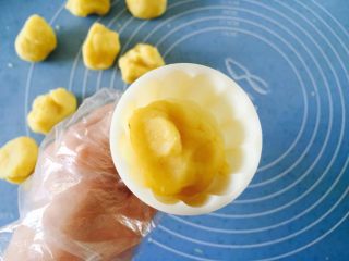 11、原味绿豆冰糕,取一份放到月饼模具里