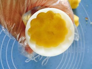 12、原味绿豆冰糕,用手指按村豆泥