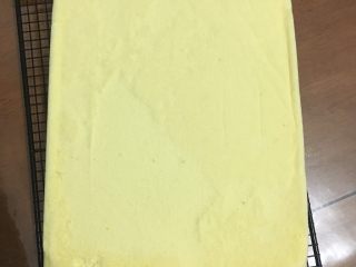 1、日式豆乳盒子,首先烤一个戚风蛋糕坯子，做法可以参考我菜谱里的戚风蛋糕，6寸的用量，放在平烤盘里烤就行